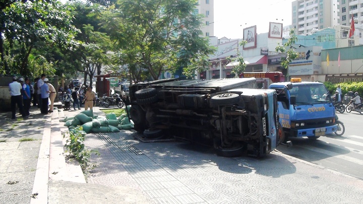 TP.HCM: Sập hố gas, xe chở nước đá đè chết người phụ nữ bán nón